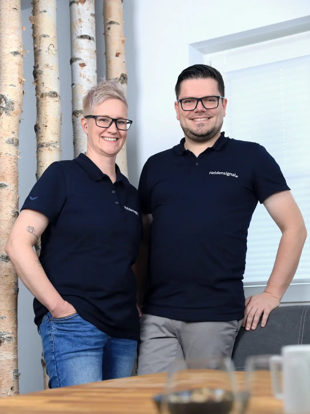 Teresa und Hendrik Henke von der Jobvermittlung Heldensignal® gemeinsam in ihrem Büro im Kreis Soest.